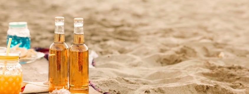 aperitivo con due bottiglie di birra sulla spiaggia