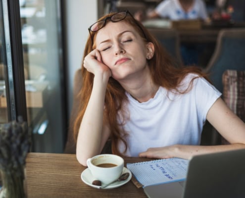 ragazza al bar assonnata e stanca