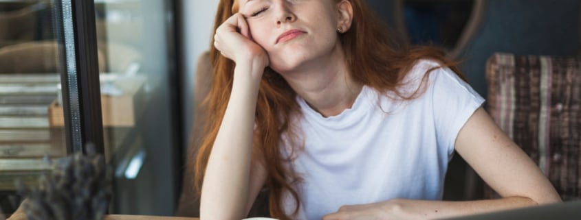 ragazza al bar assonnata e stanca