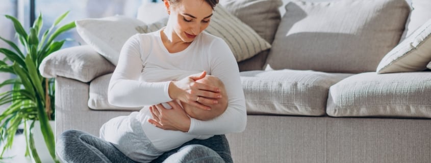 Donna che allatta al seno