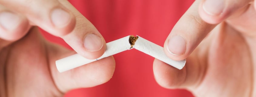 mani che spezzano una sigaretta