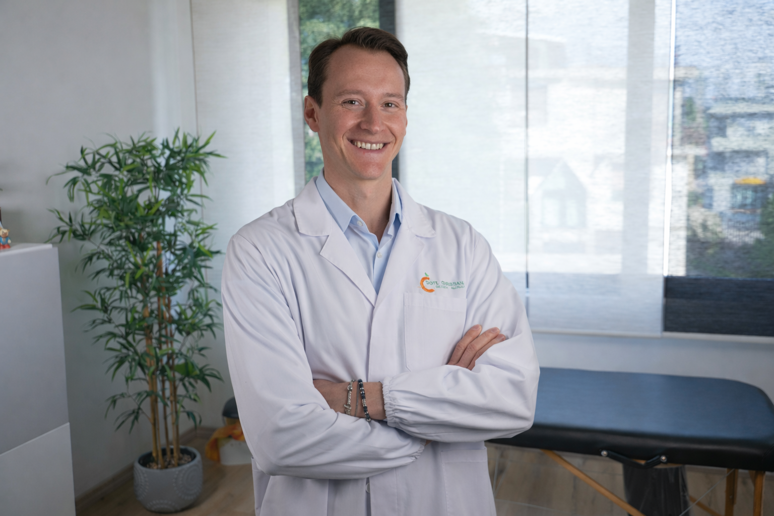 mezzo busto del dottor christian faffini sorridente e con indosso il camice